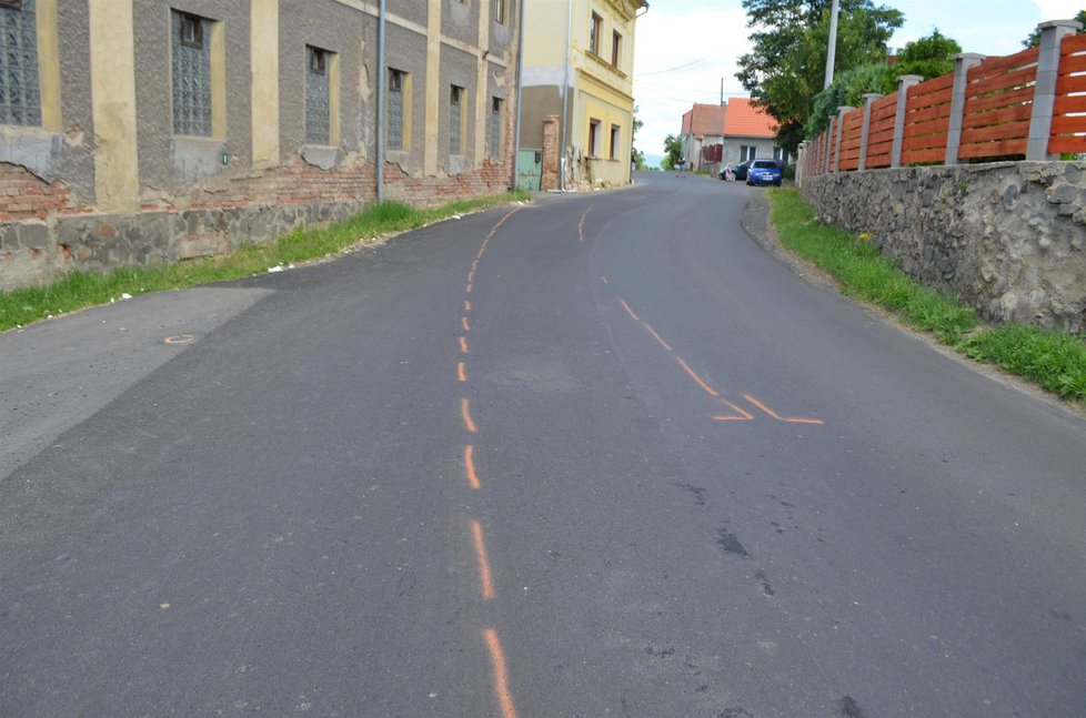 Jak k nehodě došlo: Řidič narazil do domu, auto se odrazilo a skončilo na plácku, kde stojí modré auto. V kritický moment tam stála babička s vnuky.