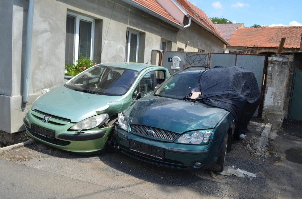 Náraz zničil i dve zde stojící auta