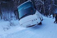 Na Šumpersku havaroval autobus plný studentů: Cestující lezli ven okny