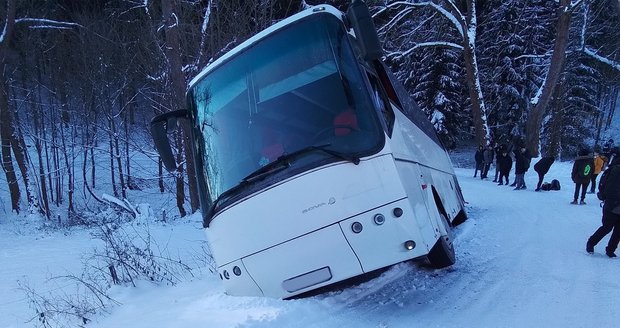Na Šumpersku havaroval autobus plný studentů: Cestující lezli ven okny