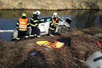 Nehoda na jižní Moravě: Auto s třemi lidmi se zřítilo do řeky Svitavy