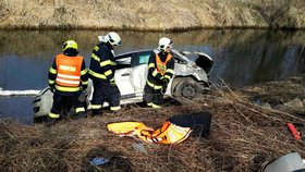 Citroën skončil pravou přední částí v řece mezi Doubravicemi nad Svitavou a vesnicí Lhota Rapotina. Tři lidé se při havárii zranili.