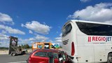 Na Pražském okruhu bouralo vozidlo s autobusem: Žena (30) utrpěla vážná zranění