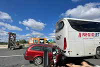 Na Pražském okruhu bouralo vozidlo s autobusem: Žena (30) utrpěla vážná zranění