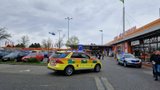Auto v Řepích srazilo chodce (79): Pro zraněného letěl vrtulník