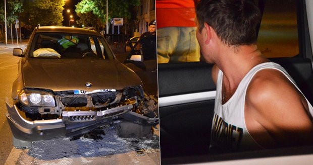 Otec v luxusním BMW boural a dal se na útěk: V autě nechal zraněné děti 