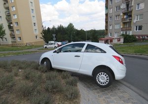 Opilá řidička v Plzni havarovala na kruhovém objezdu.