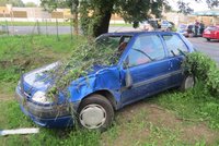 Řidička sedla za volant se 3 promile a zbourala plot: Naháněla ji policistka v civilu