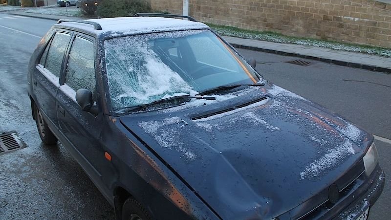 Řidička si špatně očistila sklo od sněhu a zabila chodkyni. Hrozí jí šest let.