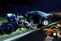 Drsná srážka u Bučovic: Srazily se dvě mladé řidičky, z aut je museli vystříhat