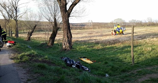 V sobotu 10. dubna před 18. hodinou se srazily dvě řidičky u Velkých Pavlovic na Břeclavsku. Jedna jela na motorce, druhá v osobním autě.