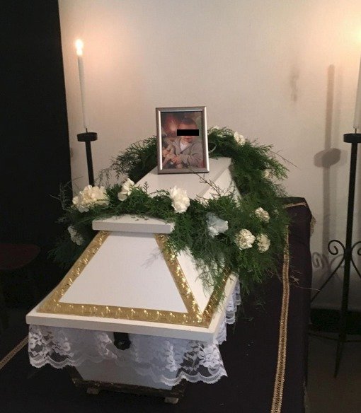 Martínka pochovali v bílé rakvi.