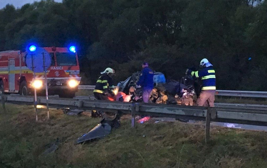 Při tragické autonehodě zemřela čtyřčlenná rodina.