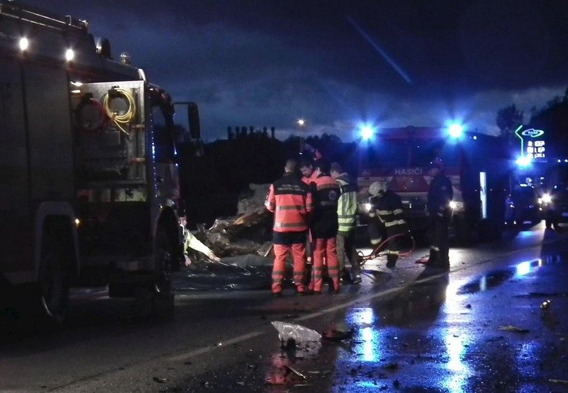 Při tragické autonehodě zemřela čtyřčlenná rodina.