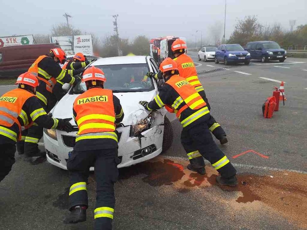 U Tvarožné na Brněnsku se srazila čtyři auta, tři osobní a jedna dodávka. Jeden muž utrpěl těžká zranění.