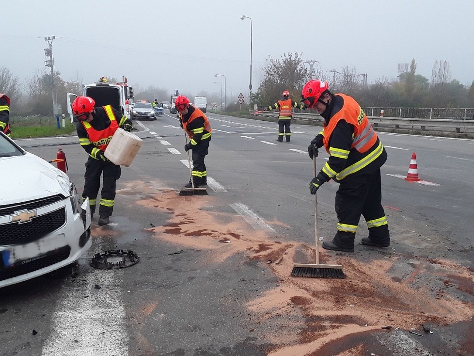 U Tvarožné na Brněnsku se srazila čtyři auta, tři osobní a jedna dodávka. Jeden muž utrpěl těžká zranění.