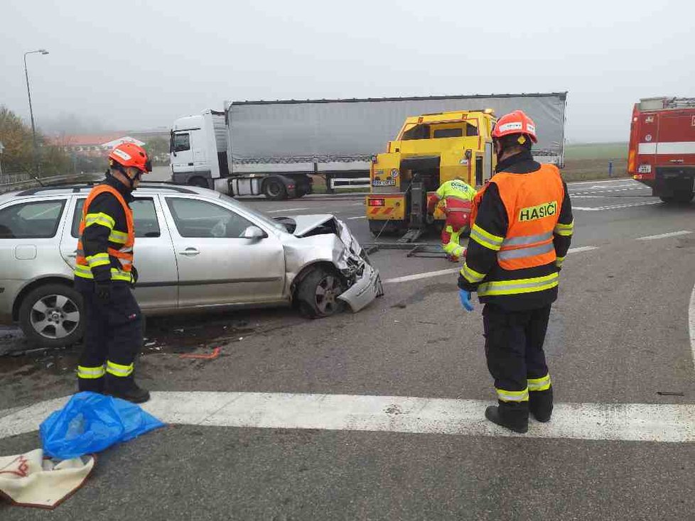 U Tvarožné na Brněnsku se srazila čtyři auta, tři osobní a jedna dodávka. Jeden muž utrpěl těžká zranění.