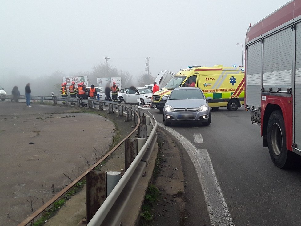 U Tvarožné na Brněnsku se srazila čtyři auta, tři osobní a jedna dodávka. Jeden muž utrpěl těžká zranění.