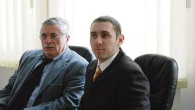Soud v Semilech nepotrestal řidiče (vpravo) přetížené rolby Vladimíra Kutnara. Nešlo prý o trestný čin, ale o přestupek.
