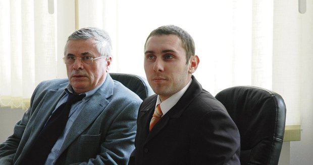 Soud v Semilech nepotrestal řidiče (vpravo) přetížené rolby Vladimíra Kutnara. Nešlo prý o trestný čin, ale o přestupek.