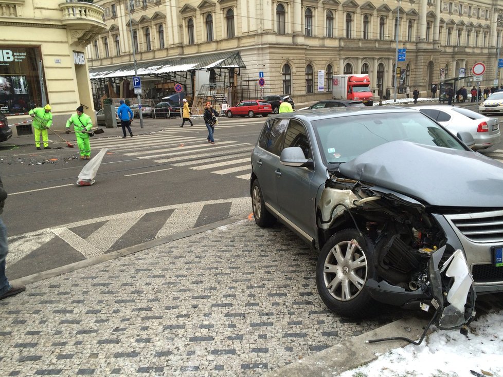 Dopravnímu podniku a policii se podařilo po nehodě obnovit provoz na Rooseveltově ulici krátce po poledni