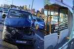 Rozsypané sklo autobusu a rozmačkaná kapota. Ranní nehoda v pražských Strašnicích se obešla bez zranění. Srazil se tam autobus, tři osobní auta a dodávka.