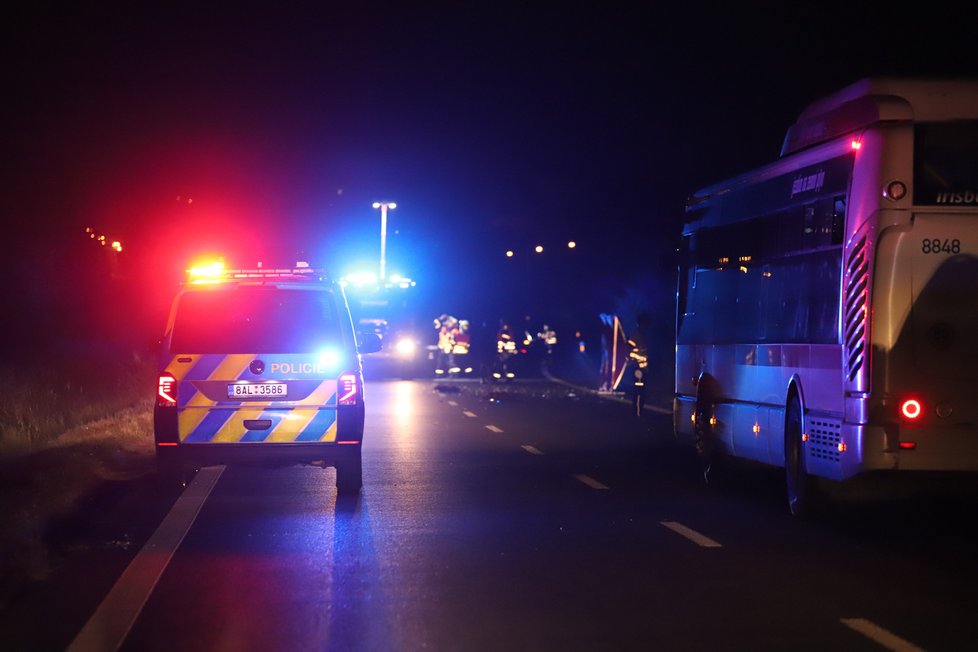 Na silnici mezi Prahou a Roztokami došlo k srážce mezi chodcem a osobním automobilem. Sražený muž nehodu nepřežil.