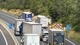 Řidič zezadu narazil do hlídky, policistka utrpěla zranění! Série nehod na D5 zastavila provoz směrem na Prahu