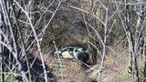 Auto v Ruzyni spadlo ze srázu: Jela v něm žena s dítětem, na místo letěl vrtulník