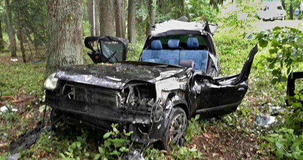 Hasiči museli renault rozstříhat a zraněné cestující vyprostit.