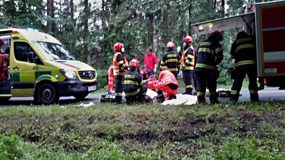 Při vážné nehodě u Deblína se zranila řidička a dvě děti, jedno z nich vážně.