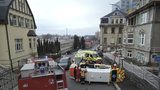 Srážka sanitky a osobáku v Jablonci: Pacientku museli vyprošťovat hasiči