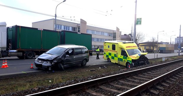 Dvě nehody za jeden den?! Po srážce s autem bourala i sanitka, která zraněnou ženu (24) vezla 