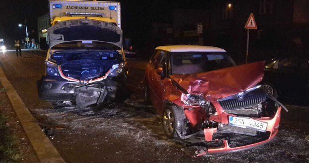 Sanitka s pacientkou se srazila na Vídeňské s osobákem: Při nehodě se lehce zranily dvě osoby 