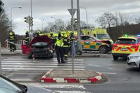 Sanitka se v Praze srazila s autem: 4 zranění!