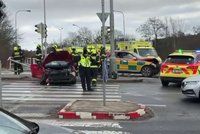 Sanitka se v Praze srazila s autem: 4 zranění!
