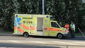 Nehoda osobního auta se sanitkou na pražské Zenklově ulici