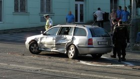 Nehoda osobního auta se sanitkou na pražské Zenklově ulici