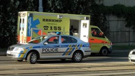 Nehoda osobního auta se sanitkou na pražské Zenklově ulici