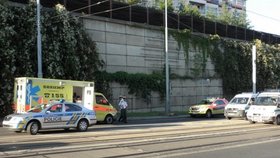 Nehoda osobního auta se sanitkou na pražské Zenklově ulici