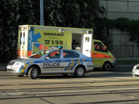 Nehoda osobního auta se sanitkou na pražské Zenklově ulici