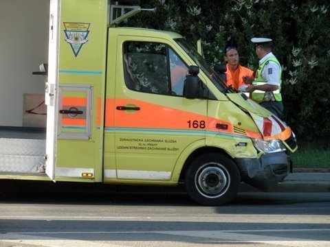 Nehoda osobního auta se sanitkou na pražské Zenklově ulici