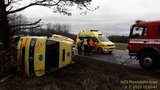 Řidič sanitky nezvládl na Plzeňsku smyk: Pět zraněných! Letěl pro ně vrtulník