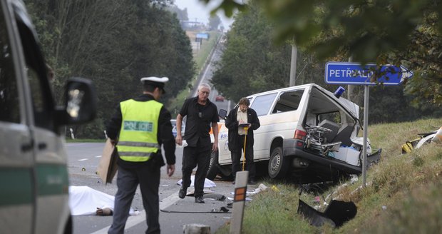 Při nehodě sanitky s náklaďákem zemřeli dva lidé