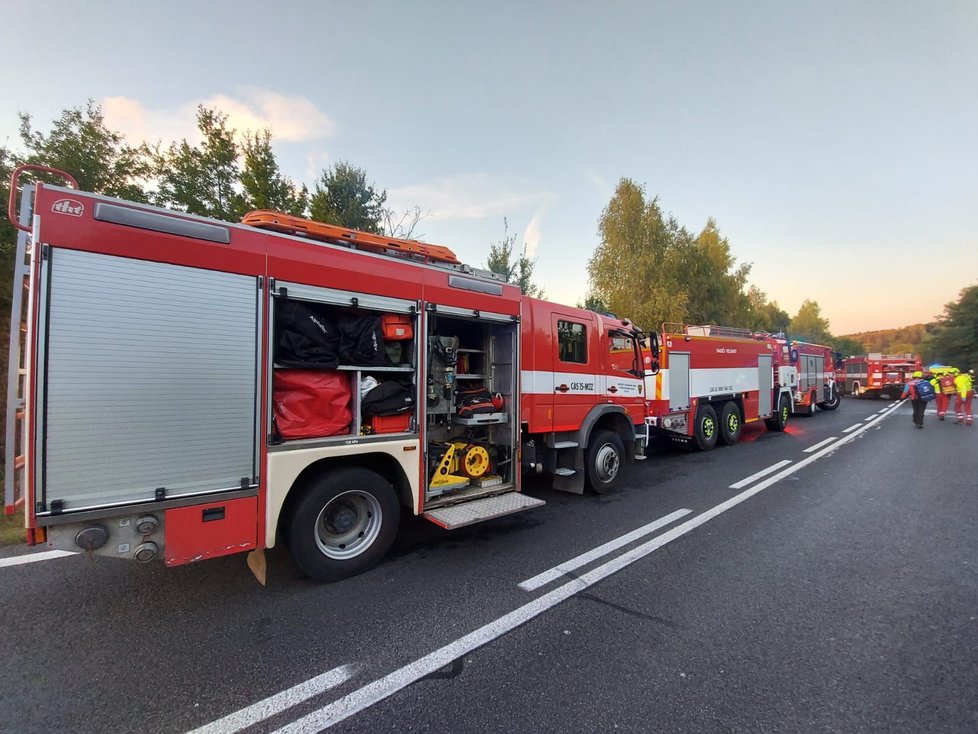 U Sazené na Kladensku při nehodě dodávky a osobního auta zemřeli dva lidé. Další čtyři jsou zranění. (13. října 2021)