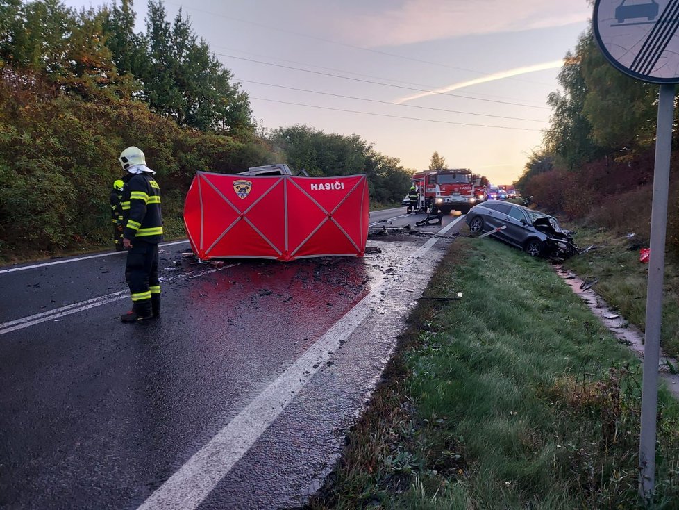 U Sazené na Kladensku při nehodě dodávky a osobního auta zemřeli dva lidé. Další čtyři jsou zranění. (13. října 2021)