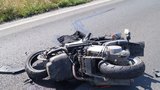 Tragédie na Vysočině: Mladík na motorce čelně vletěl do projíždějícího auta