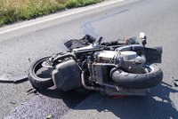 Tragédie na Vysočině: Mladík na motorce čelně vletěl do projíždějícího auta
