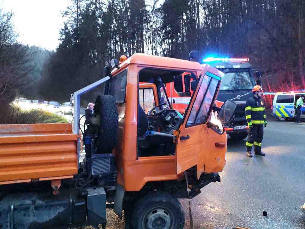 Při nehodě u Šebrova, u které pomohla paní Dana, se zranili řidiči osobáku a multikáry.