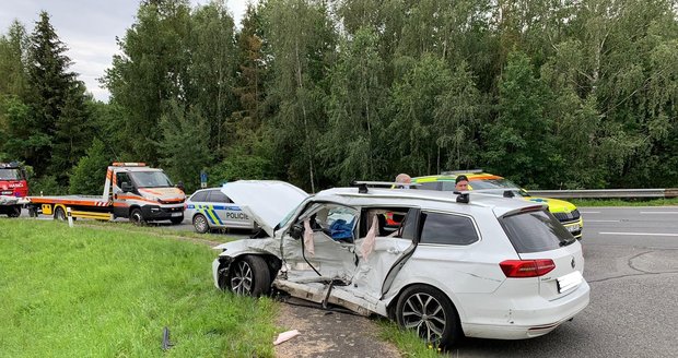 Ve VW Passat zahynul řidič (†36), patrně nedal přednost oktávce, která jela po hlavní silnici.